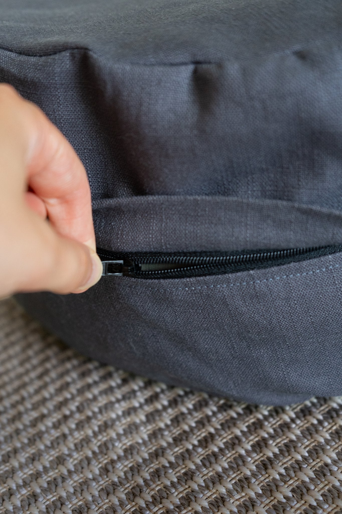 Coussin de méditation en lin et coton • anthracite – Fait main en France